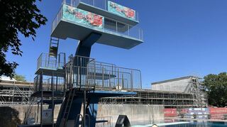 Neben dem Sprung- und dem Schwimmbecken entsteht das neue Kombibad. Anders als geplant in diesem wird es erst im kommenden Jahr öffnen.