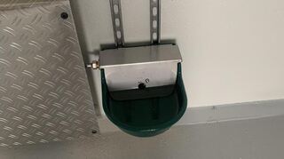 Die neuen Zwinger haben höhenverstellbare Wassernäpfe, die sich automatisch auffüllen, wenn sie leer sind.