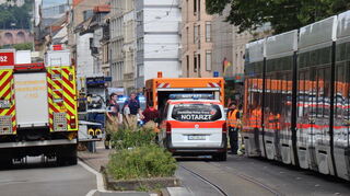 Eine Fußgängerin wurde am Freitagnachmittag von einer Straßenbahn in Heidelberg erfasst.