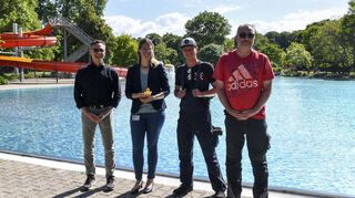 Beim Pressetermin am Nichtschwimmerbecken: Ralf Eisenhauer (v.l.), Lena Lawinger, Nicolai Zimmermann und Marco Magin.