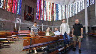 Auf Ideen der Bürger für die künftige Nutzung von drei leerstehenden katholischen Kirchen hoffen Ursula Scheidel (v.l.), Angela Eckart, Timo Buff, Jörg Scheidel und Ronald A. Givens. Eine davon ist St. Hildegard in der Weststadt.