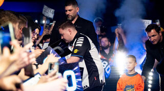 "Den Fans etwas zurückgeben": Martin Schindler unterschreibt Trikots beim Walk-On