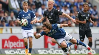 Mannheims Janne Sietan im Kampf um den Ball mit Bielefelds Mael Corboz.