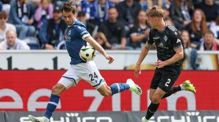 Mannheims Sascha Voelcke (r) im Kampf um den Ball.