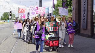Die Mädchen*demo, die auf die Bedeutung von Mädchen*rechten und Geschlechtergerechtigkeit aufmerksam machen sollte, führte unter dem Motto „Girls* out loud, dein Recht, deine Stimme“, von der Abendakademie über die Breite Straße zum Stadthaus in N1.