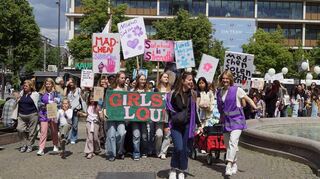 Die Mädchen*demo, die auf die Bedeutung von Mädchen*rechten und Geschlechtergerechtigkeit aufmerksam machen sollte, führte unter dem Motto „Girls* out loud, dein Recht, deine Stimme“, von der Abendakademie über die breite Straße und den Paradeplatz zum Stadthaus in N1.