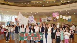 Ankunft der Mädchen*demo unter dem Motto „Girls* out loud, dein Recht, deine Stimme“ im Ratssaal im Stadthaus N1, wo Bürgermeister Dirk Grunert (links am Transparent) und die Stadträtinnen sich die Forderungen der Mädchen anhörten