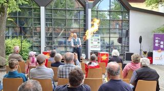 Ein bisschen Harald Lesch, ein bisschen Show: Markus Weber von den „Physikanten“ mit einer der Vorführungen beim Energiemarkt in Schriesheim.