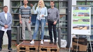 Vizebürgermeister Bernd Hegmann (v. l.) mit den Organisatoren Michael Nowag, Margritt Liedloff und Thomas Rinneberg bei der Eröffnung des Energiemarktes.