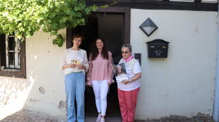 Birgit Kurz (Pflegestützpunkt Rhein-Neckar-Kreis; v. l.), Lea Hildenbeutel (Sachgebietsleiterin Stadt Schriesheim) sowie Wanda Straka (VdK) am Bachschlössl, in dem die Beratungen ab sofort stattfinden.