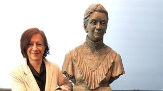 Bildhauerin Gabriele Köbler mit der Büste von Alice Bensheimer aus Feinbeton.