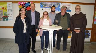 Stefanie Paul und Benjamin Klingler (Mitte) mit den Gründern vom Quartierbüro Wohlgelegen: Sigrid Kemptner (von links), Wolfgang Bielmeier, Stefan Möhrke-Eberhardt (früherer Mitarbeiter der GBG) und Bruder Franz Leo.