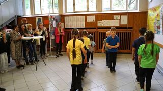 Kinder der Deutschlerngruppe im Quartierbüro Wohlgelegen erfreuen die Gäste mit Gesang und Tanz.