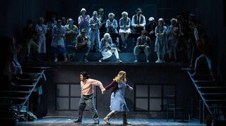 Jaesung Kim und Signe Heiberg vor dem Chor des Heidelberger Theaters.