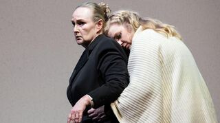 Vom Schicksal getroffen: Schäferin Laura Streckert (links) und Küsterin Kirsi Tiihonen