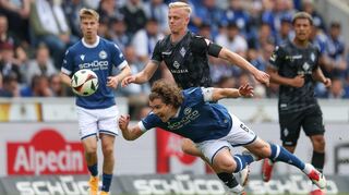 Bielefelds Mael Corboz (unten) und Mannheims Janne Sietan (oben) im Kampf um den Ball. Im letzten Saisonspiel unterlag der SVW dem Meister und Aufsteiger mit 0:1.