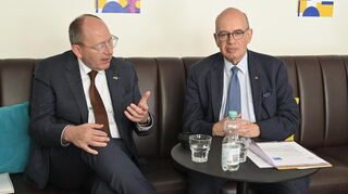 Mannheims Oberbürgermeister Christian Specht (links) mit dem französischen Top-Diplomaten Pierre Lévy im Institut Français in Mannheim. Der Salon Diplomatique und der französische Honoralkonsul Folker Zöller hatten den ehemaligen Botschafter Frankreichs in Moskau eingeladen.