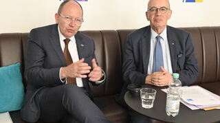Mannheims Oberbürgermeister Christian Specht (links) mit dem französischen Top-Diplomaten Lévy im Institut Français in Mannheim. Der Salon Diplomatique und der französische Honoralkonsul Folker Zöller hatten den ehemaligen Botschafter Frankreichs in Moskau eingeladen.