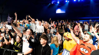 "One hundred and eighty": die Halle explodiert bei Clemens' Neun-Darter