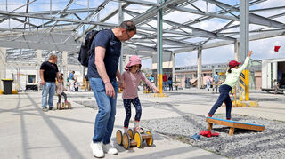 Aktionen vom Spielmobil-Team des Jugendamtes, das die U-Halle nun als Lager nutzt, kamen beim Einweihungsfest gut an.
