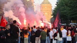 Anhänger des türkischen Fußballvereins Galatasaray Istanbul feiern in Mannheim am Sonntagabend die Meisterschaft.