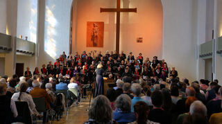 Die Konkordien-Kantorei und das Ensemble Polyharmonique (für die Solo-Stellen) werden vom Orchester La Banda auf historischen Instrumenten begleitet.