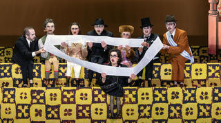 Das blanke Entsetzen: Buoso Donatis Verwandtschaft liest das Testament (v.l.) Rafael Helbig-Kostka (Rinuccio), Ilya Lapich (Marco), Ruth Häde (La Ciesca), Thomas Jesatko (Betto di Signa), Julia Faylenbogen (Zita), Estelle Kruger (Nella), Uwe Eikötter (Gherardo) und Sung Ha (Simone).