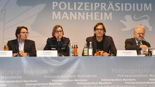 Am Abend des 3. März leitete Sabine Abeln im Polizeipräsidium eine Pressekonferenz, auf der der Leitende Oberstaatsanwalt Romeo Schüssler (v. l.), Polizeipräsidentin Ulrike Schäfer, LKA-Präsident Andreas Stenger und der Opferbeauftragte des Landes, Alexander Schwarz, die Öffentlichkeit informierten.