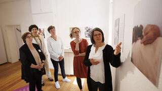Ines Steyrleuthner (r.) erklärt die Bilder, die in der Ausstellung zu sehen sind.