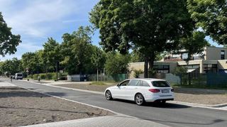 Der Abschnitt vor der Brüder-Grimm-Grundschule ist bereits fertiggestellt: Links und rechts werden die neu entsiegelten Flächen in der Spessartstraße noch begrünt, in der Mitte genießen Radfahrer künftig Vorrang vor Autos.