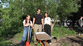 Helena Gottwald (links) und Tinh Tran (rechts) leiten das Mannheimer Start-up-Projekt „Greenscape“. DJ David Jehn packte mit an.