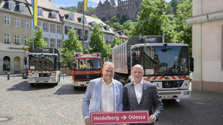 Auf dem Kornmarkt in Heidelberg übergibt Oberbürgermeister Eckart Würzner ein Feuerwehrauto und zwei Müllfahrzeuge an seinen Amtskollegen Gennadiy Trukhanov aus Odessa in der Ukraine.