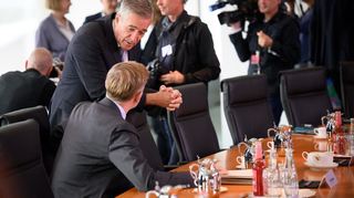 Im Kabinett: Wolfgang Büchner unterhält sich im Vorfeld einer Sitzung mit Finanzminister Christian Lindner.