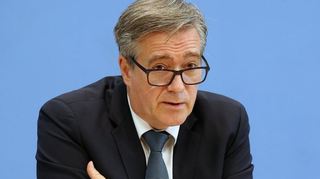 Wolfgang Büchner beantwortet während der Regierungspressekonferenz Fragen von Journalisten.