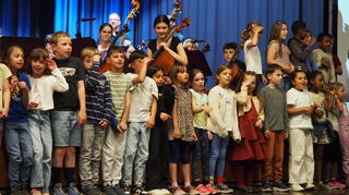 Schülerinnen und Schüler der Friedrich-Fröbel-Schule wirkten beim Konzert im Bürgerhaus Viernheim mit.