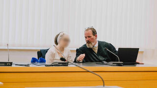 Die Angeklagte mit ihrem Verteidiger Friedrich Demandt, der bereits angekündigt hat, gegen das Urteil in Revision zu gehen.