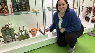 Da steht‘s: Julia März ist das orangefarbene Telefon in einer Vitrine der Elementa 3 sofort aufgefallen. „So eins hatte meine Oma.“