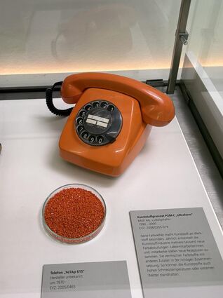 Schön schrill und ein typisches Produkt der 1970er Jahre: Das FeTAp 615 ist aus Kunststoff-Granulat.