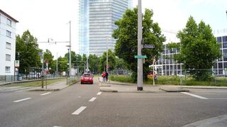 Während des Umbaus der Carl-Metz-Straße (rechts) können Pkws auf der Meerfeldstraße ab Baustelle nicht mehr (wie hier der rote Pkw) geradeaus in Richtung Hauptbahnhof/Innenstadt fahren.