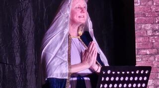 Undine Ihrig als Jungfrau Maria nahm sich die katholische Kirche vor.