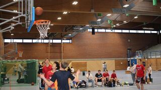Bei der modernen Basketballvariante „Streetball at night“ wird in Dreierteams auf einen Korb geworfen und es gelten spezielle Spielregeln.