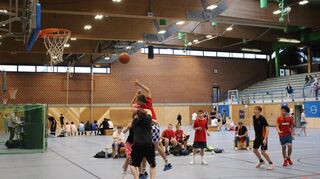 Schiedsrichter gibt es bei dieser Spielvariante keine, die Spieler treffen die Entscheidungen selbst.