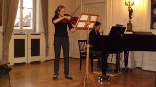 Juni 2008: Konstanze Binder (Viola) und Ann-Kathrin Mahler am Piano spielen beim Jahreskonzert der Musikschule Edingen-Neckarhausen.
