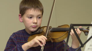 Ein junger Streicher beim Vorspiel der Jugendmusikschule im Oktober 2002 in Edingen.