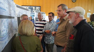 Veranstaltung im Viernheimer Ratssaal: Interessiert studieren die Bürger die Details zum Radschnellweg Mannheim-Weinheim.