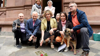 Sogar Verwandte aus den USA sind angereist: Verlegung der Stolpersteine für Familie Lichter in der Lameystrasse 15 mit Erster Bürgermeisterin Diana Pretzell (M.).