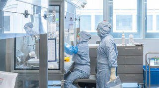 Sieht aus wie in einem Hochsicherheitslabor – und ist es letztlich auch: die Apotheke des Uniklinikums Heidelberg.