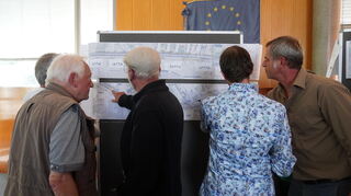 Bei der Infoveranstaltung zum Radschnellweg Mannheim-Viernheim-Weinheim im Ratssaal schauen die Bürger interessiert auf den Streckenverlauf.