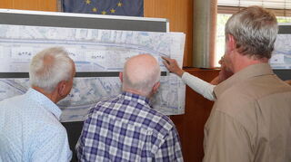 Die Viernheimer Bürger im Ratssaal an den Detailplanungen der Radschnellverbindung.