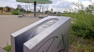 „Außer Betrieb“ heißt es: der Trinkwasserbrunnen am (teilweise auch gesperrten) Musikspielplatz auf dem Spinelli-Gelände.